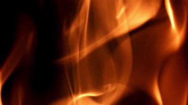 Siyah arka planda alevler. Film, yavaş çekim 1000 fp. Yüksek kaliteli FullHD görüntüler