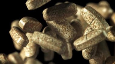 Haplar uçar ve düşer. Film, yavaş çekim 1000 fp. Yüksek kaliteli FullHD görüntüler