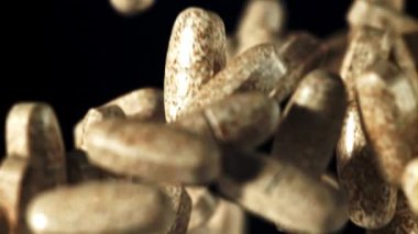 Haplar uçar ve düşer. Film, yavaş çekim 1000 fp. Yüksek kaliteli FullHD görüntüler