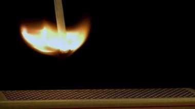 Işık kibritleri. Film, yavaş çekim 1000 fp. Yüksek kaliteli FullHD görüntüler