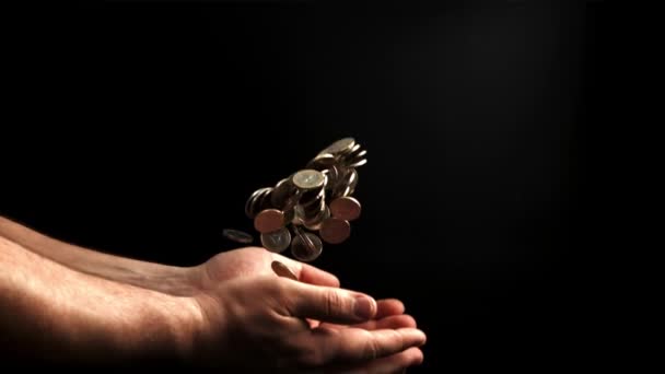 Руки Кидають Монети Вгору Знімається Повільний Рух 1000 Високоякісні Fullhd — стокове відео
