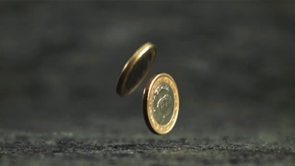 Fallende Euromünzen Der Oberfläche Gefilmt Wird Zeitlupe 1000 Fps Hochwertiges — Stockvideo