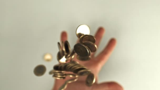 Χέρι Πετώντας Νομίσματα Επάνω Φιλμ Είναι Αργή Κίνηση 1000 Fps — Αρχείο Βίντεο