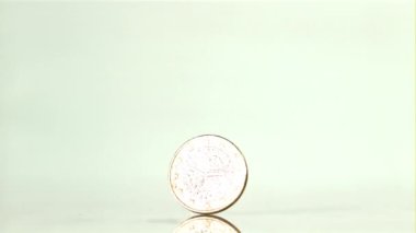 Bir madeni para kendi ekseni etrafında döner. Film, yavaş çekim 1000 fp. Yüksek kaliteli FullHD görüntüler