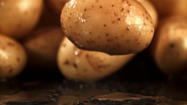 Patates masaya düştü. Film, yavaş çekim 1000 fp. Yüksek kaliteli FullHD görüntüler