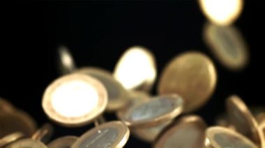 Bozuk paralar uçar ve düşer. Film, yavaş çekim 1000 fp. Yüksek kaliteli FullHD görüntüler