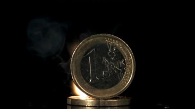 Ateşli 1 Euro. Film, yavaş çekim 1000 fp. Yüksek kaliteli FullHD görüntüler