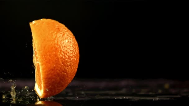 橙片落在桌子上 电影是慢动作1000 Fps 优质Fullhd影片 — 图库视频影像