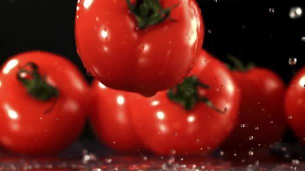 トマトはテーブルの上に落ちる 撮影はスローモーション1000 Fpsです 高品質のフルHd映像 — ストック動画