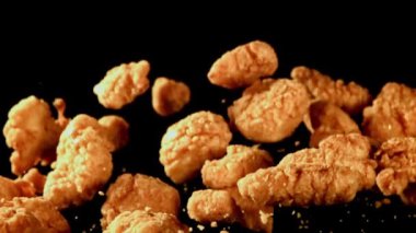 Külçeler uçar ve düşer. Film, yavaş çekim 1000 fp. Yüksek kaliteli FullHD görüntüler