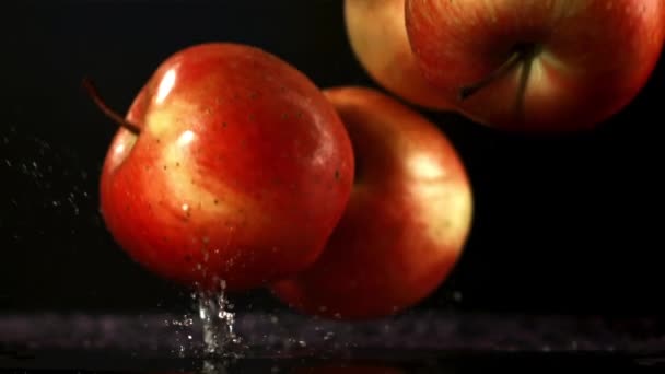 Jabłka Padają Stół Nagrywane Jest Spowolnienie 1000 Fps Wysokiej Jakości — Wideo stockowe