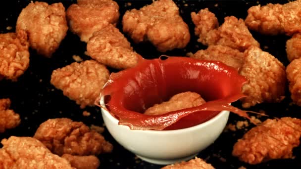 Nuggets Vallen Ketchup Gefilmd Slow Motion 1000 Fps Hoge Kwaliteit — Stockvideo