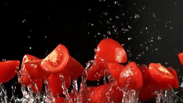Tomatenscheiben Fliegen Mit Wassertropfen Nach Oben Gefilmt Wird Zeitlupe 1000 — Stockvideo