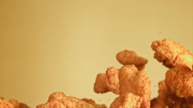 Külçeler uçar ve düşer. Film, yavaş çekim 1000 fp. Yüksek kaliteli FullHD görüntüler