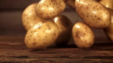 Patatesler masaya düşer. Film, yavaş çekim 1000 fp. Yüksek kaliteli FullHD görüntüler