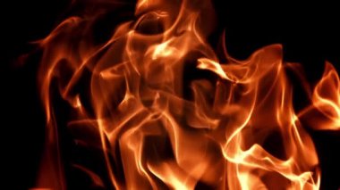 Siyah arka planda alevler. Film, yavaş çekim 1000 fp. Yüksek kaliteli FullHD görüntüler