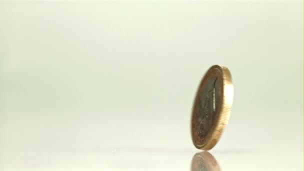 Одна Монета Вращается Вокруг Своей Оси Замедленная Съемка 1000 Кадров — стоковое видео
