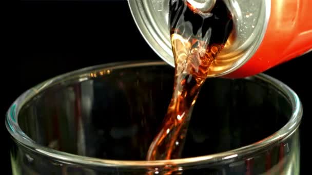 Cola Wird Aus Einer Dose Ein Glas Geschüttet Gefilmt Wird — Stockvideo