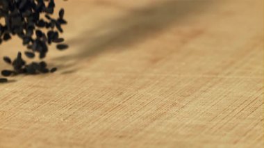 Masaya düşen susam tohumları. Film, yavaş çekim 1000 fp. Yüksek kaliteli FullHD görüntüler