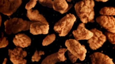 Külçeler havada uçuşuyor. Film, yavaş çekim 1000 fp. Yüksek kaliteli FullHD görüntüler