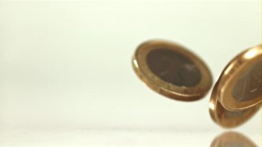 Avro sikkeleri yüzeye düşüyor. Film, yavaş çekim 1000 fp. Yüksek kaliteli FullHD görüntüler