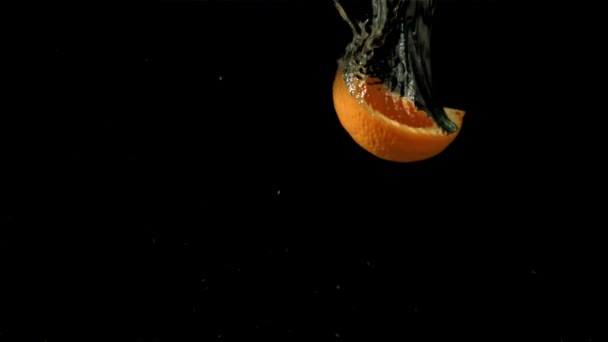 Las Rodajas Naranja Caen Bajo Agua Filmado Cámara Lenta 1000 — Vídeos de Stock