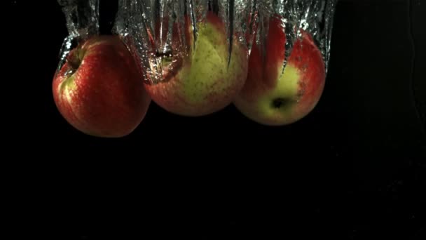 Μήλα Πέφτουν Κάτω Από Νερό Φιλμ Είναι Αργή Κίνηση 1000 — Αρχείο Βίντεο