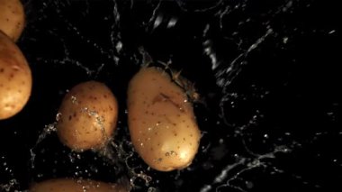 Patatesler suya düşer. Film, yavaş çekim 1000 fp. Yüksek kaliteli FullHD görüntüler
