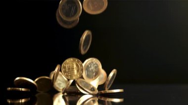 Avro sikkeleri yüzeye düşüyor. Film, yavaş çekim 1000 fp. Yüksek kaliteli FullHD görüntüler