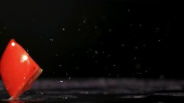 Domates dilimleri masaya düşer. Film, yavaş çekim 1000 fp. Yüksek kaliteli FullHD görüntüler