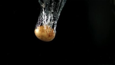 Patates suyun altına düşer. Film, yavaş çekim 1000 fp. Yüksek kaliteli FullHD görüntüler