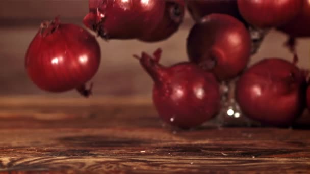 Zwiebeln Fallen Auf Den Tisch Gefilmt Wird Zeitlupe 1000 Fps — Stockvideo