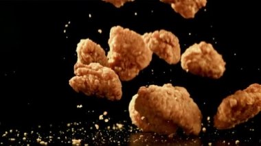 Külçeler masaya düştü. Film, yavaş çekim 1000 fp. Yüksek kaliteli FullHD görüntüler