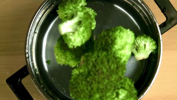 Broccoli Cade Tigaie Filmat Este Slow Motion 1000 Fps Imagini — Videoclip de stoc