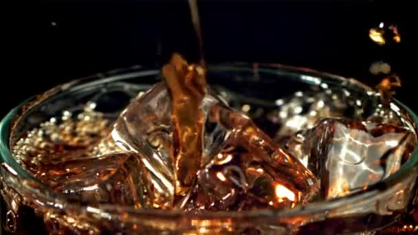 Cola Este Turnată Într Pahar Gheață Filmat Este Slow Motion — Videoclip de stoc