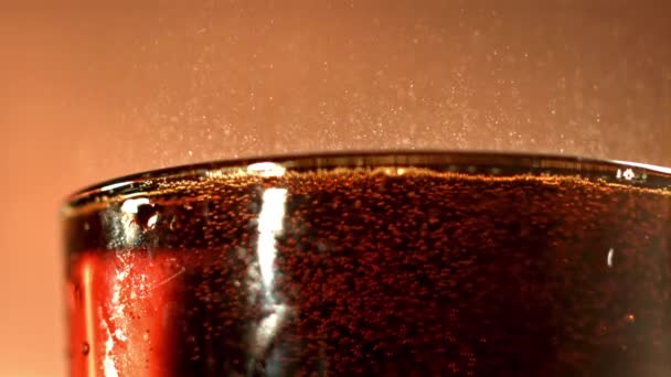 Cola Pít Sklenici Bublinkami Vzduchu Natáčení Zpomalené 1000 Fps Vysoce — Stock video