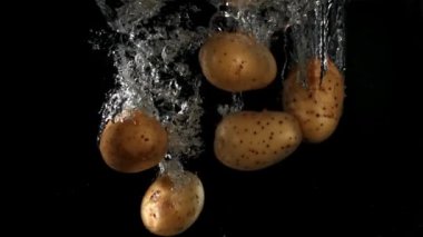 Patates suyun altına düşer. Film, yavaş çekim 1000 fp. Yüksek kaliteli FullHD görüntüler