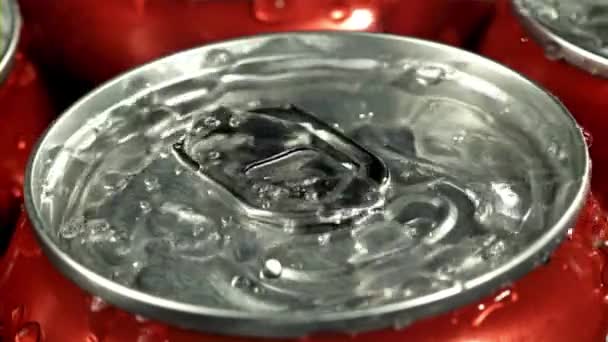 Gotas Agua Caen Sobre Una Lata Cola Filmado Cámara Lenta — Vídeos de Stock