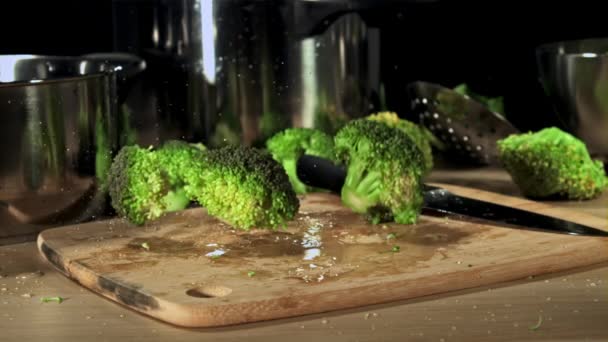 Brócoli Cae Tablero Filmado Cámara Lenta 1000 Fps Imágenes Fullhd — Vídeo de stock