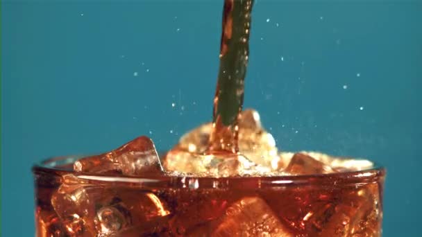 Cola Wird Ein Glas Mit Eis Gegossen Gefilmt Wird Zeitlupe — Stockvideo