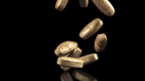 Таблетки Падают Стол Витамины Замедленная Съемка 1000 Кадров Секунду Высококачественные — стоковое видео