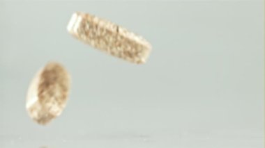 İlaçlar masaya düşer. Vitaminler. Film, yavaş çekim 1000 fp. Yüksek kaliteli FullHD görüntüler