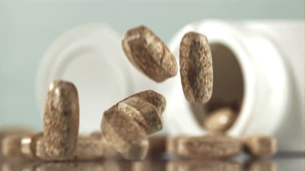 Таблетки Падають Стіл Вітаміни Знімається Повільний Рух 1000 Високоякісні Fullhd — стокове відео