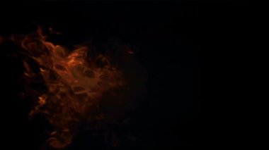 Siyah arka planda alevler. Film, yavaş çekim 1000 fp. Yüksek kaliteli FullHD görüntüler