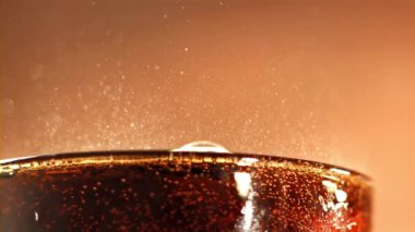 Havada köpükler olan bir bardakta kola içmek. Film, yavaş çekim 1000 fp. Yüksek kaliteli FullHD görüntüler