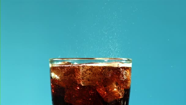Bebida Cola Vaso Con Burbujas Aire Filmado Cámara Lenta 1000 — Vídeos de Stock