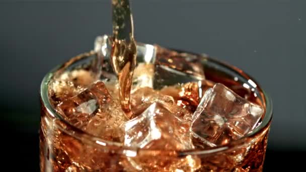 Колу Наливают Стакан Льдом Замедленная Съемка 1000 Кадров Секунду Высококачественные — стоковое видео