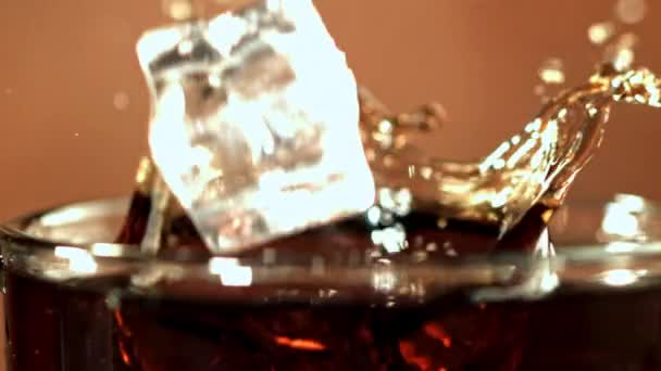 Isbitar Faller Ner Ett Glas Med Cola Filmat Slow Motion — Stockvideo