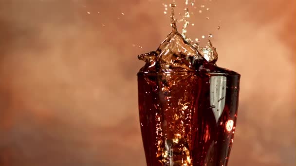 Los Cubos Hielo Caen Vaso Con Cola Filmado Cámara Lenta — Vídeos de Stock