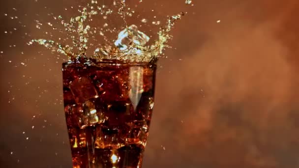 Eiswürfel Fallen Ein Glas Mit Cola Gefilmt Wird Zeitlupe 1000 — Stockvideo